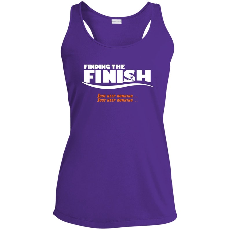Op de afbeelding: Paarse sport tanktop met witte tekst die "Finding the Finish" zegt met een hardlopend figuur en de woorden "Just Keep Running" twee keer herhaald in oranje.