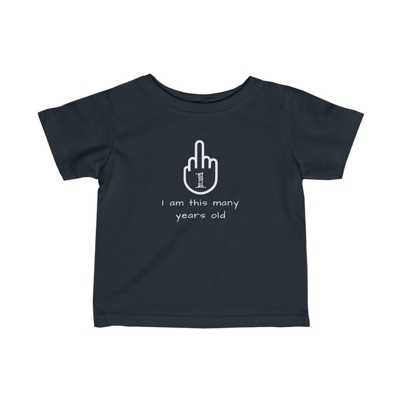 K&ouml;nnte beinhalten: Ein dunkelblaues T-Shirt f&uuml;r Kleinkinder mit einer wei&szlig;en Grafik eines Mittelfingers mit der Zahl 1 in der Handfl&auml;che. Der Text darunter lautet "Ich bin so alt".