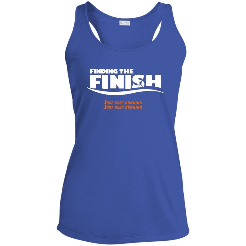 Op de afbeelding: Een koninklijk blauw tanktop met de tekst "FINDING THE FINISH" in wit met een hardlopende figuur in het woord "FINISH". De tekst "JUST KEEP RUNNING" wordt twee keer in oranje onder de hoofdtekst herhaald.