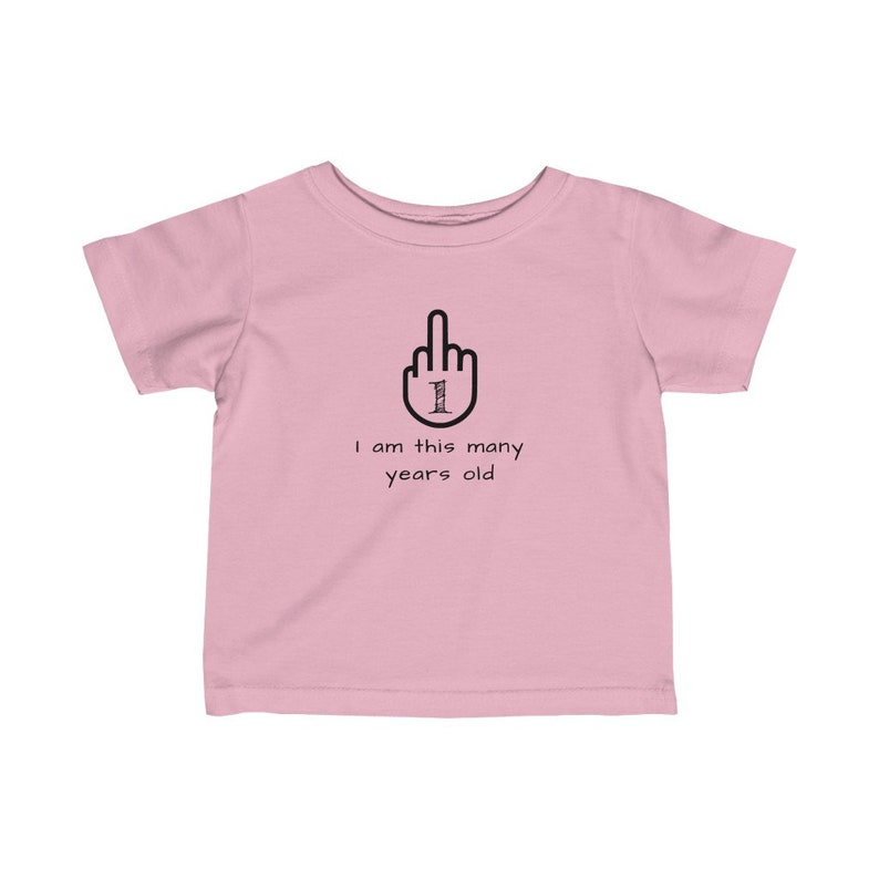 K&ouml;nnte beinhalten: Rosafarbenes Baby-T-Shirt mit einem schwarzen Mittelfinger, auf dem die Zahl 1 steht. Der Text darunter lautet "Ich bin so alt".