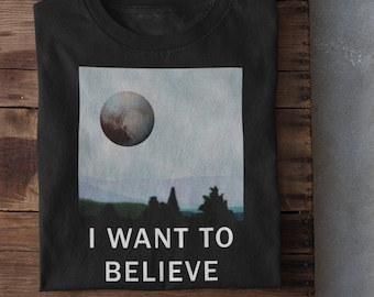 Camiseta engraçada Pluto | Planeta Pluto | Presente do sistema solar | Presente científico | Eu acredito em Plutão - Camiseta unissex Softstyle