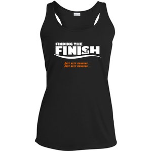 Op de afbeelding: Zwart tanktop met witte tekst die "Finding the Finish" zegt met een hardlopend figuur en de woorden "Just Keep Running..." in oranje.