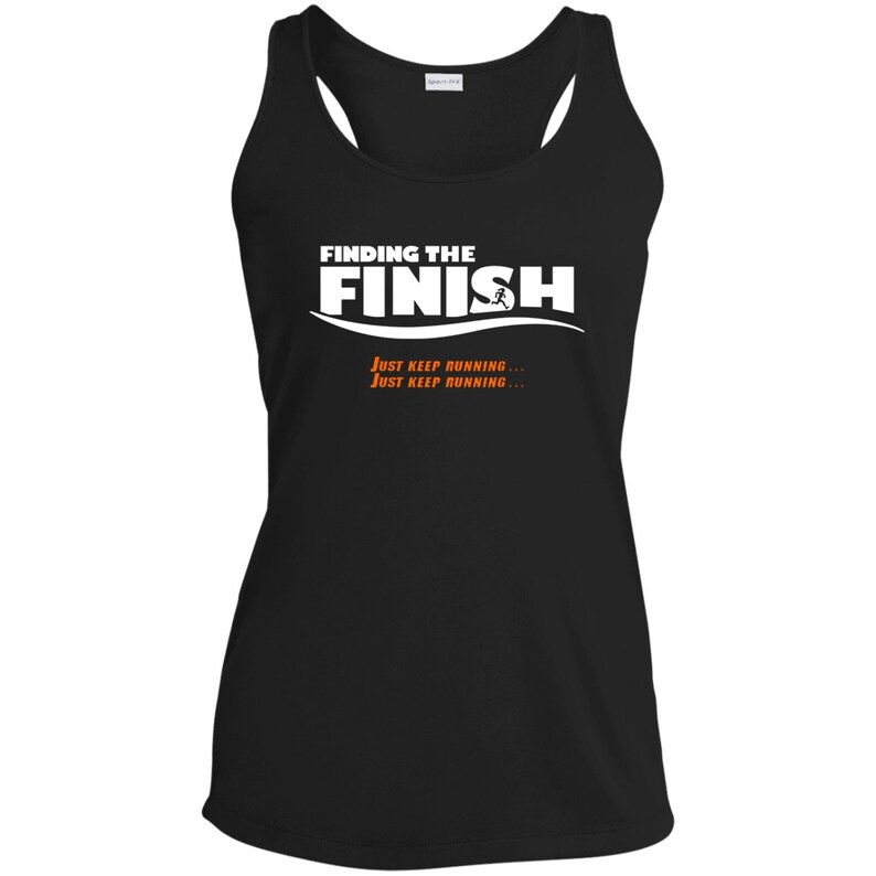 Op de afbeelding: Zwart tanktop met witte tekst die "Finding the Finish" zegt met een hardlopend figuur en de woorden "Just Keep Running..." in oranje.