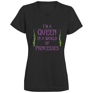 Op de afbeelding: Zwart V-hals T-shirt met de tekst "I'm a Queen in a world of Princesses" in paars en groen.
