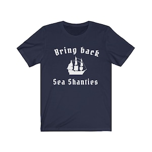 Może przedstawiać: Koszulka w kolorze granatowym z białym siluetem statku i napisem "Bring back Sea Shanties".