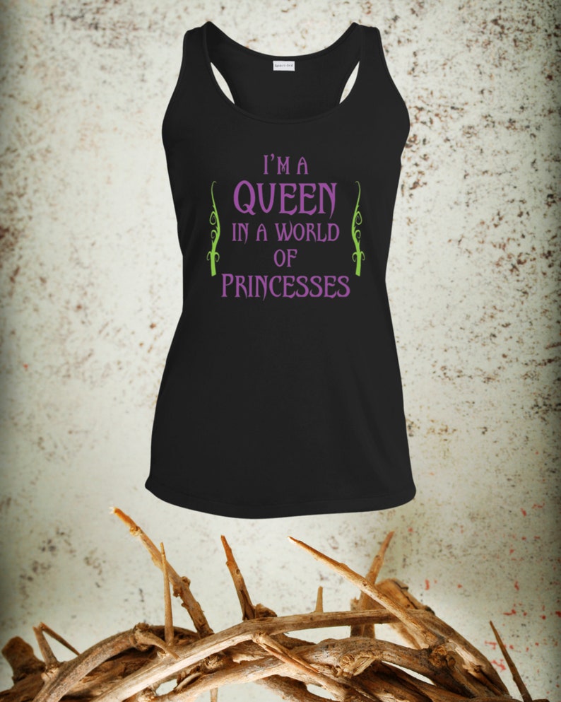 Queen Running | Mom Running Tank | Mom Villain Gift | Evil Queen Shirt | I'm a Queen - Women's Moisture Wicking Racerback Tank bild 1