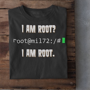 Puede incluir: Camiseta negra con texto blanco que dice "I AM ROOT? root@mil172:/# I AM ROOT."