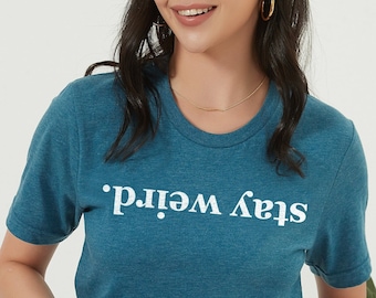 Maglietta Stay Weird, Maglietta Introvert, Maglietta Divertente per Lei, Magliette Sarcastiche, Magliette Sarcastiche per Donne, Magliette per Introversi, Socialmente Imbarazzanti