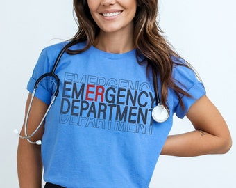 Peut inclure: Un t-shirt bleu avec le texte "EMERGENCY DEPARTMENT" imprimé dessus. Le mot "ER" est mis en évidence en rouge. Un stéthoscope est drapé autour du cou du t-shirt.