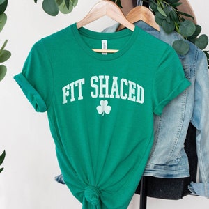 Camiseta ajustada - Camiseta de San Patricio bebiendo - Camiseta divertida de San Patricio - Camiseta del Día de San Patricio - Camiseta irlandesa - Camiseta del Día de Irlanda - Camiseta de la suerte