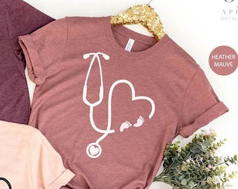 Camiseta de enfermera embarazada, camiseta de enfermera, camiseta con estetoscopio, regalo para enfermera, camiseta de enfermería, camiseta de enfermera graduada, trabajadora esencial, anuncio de embarazo