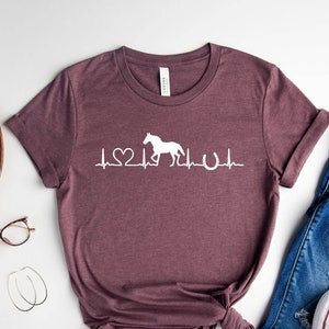 Hästälskare-tröja, häst-T-shirt, hästhjärtslag-tröja, hästälskare-present, bondflicka-tröja, hästtunna-tröja, hästgård-tröja, hästpresent Heather Maroon