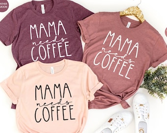 Maglietta Mama Needs Coffee, Maglietta divertente per mamma, Maglietta Mom Life, Magliette Coffee Mom, Regalo per la mamma, Maglietta per gli amanti del caffè, Grazioso regalo di compleanno per la mamma