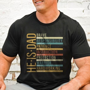Christliches Dad Shirt - Bibel Dad Shirt - Mutig wie David Krieger wie Joshua - Christliches T-Shirt - Vatertagsgeschenk - Er ist mutiger Dad Shirt