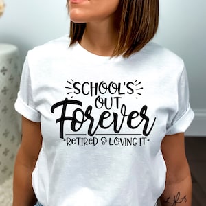 Puede incluir: Camiseta blanca con texto negro que dice "School's Out Forever *Retired & Loving It*"