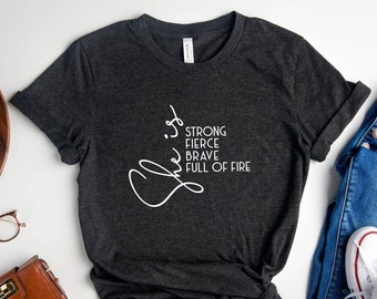 Ela é forte, camisa forte, feroz, corajosa, cheia de fogo, camisa forte, feminina, camisa poderosa para meninas, camisa de mãe forte, presente para ela