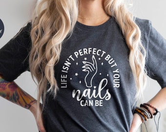 Das Leben ist nicht perfekt, aber Ihre Nägel können sein Shirt, Nail Art Shirt, Nagel Tech Shirt, Geschenk für sie, Frauen Shirt, Nagel Stylistin Tshirt Nagel Hustler