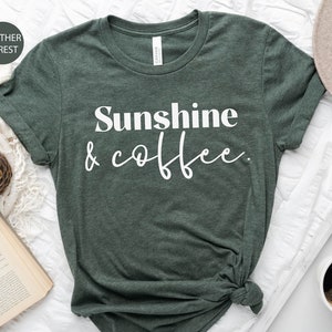 Camicia Sole e Caffè, Camicia Vibrazioni Estive, Regalo per la mamma, Camicia per il fine settimana, Camicia estiva Ciao, Camicie da allenamento, Regalo per gli amanti del caffè per lei