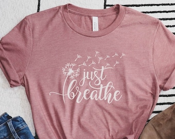 T-Shirt für Frauen, Just Breathe Shirt, süßes Shirt, Shirt für Frauen, Motivationsshirt, Atem, Motivationszitat, Floral