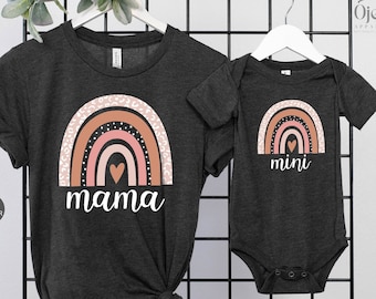 Mama und Mini Regenbogen Herz Shirts, Mama und ich Bodysuit, Muttertagsgeschenk, passendes Baby und Mama, Mutter zu sein Shirt, Familiengeschenk für sie