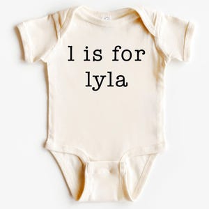 Benutzerdefinierter Buchstabe ist für den Namens-Bodysuit - Personalisierter Kindername - Zurück in der Schule Kleinkind-Shirt - natürlicher Bodysuit - Erster Schultag-T-Shirt