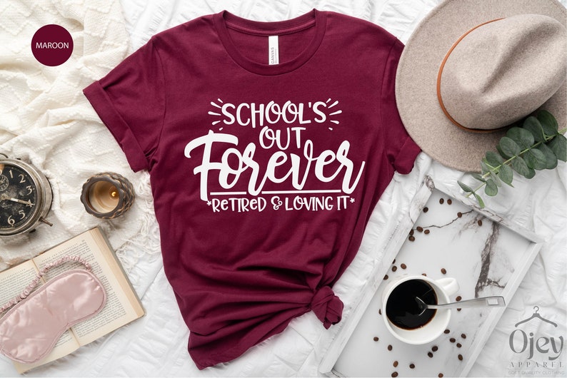 Puede incluir: Camiseta de color granate con texto blanco que dice "School's Out Forever *Retired & Loving It*"