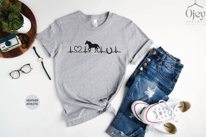 Hästälskare-tröja, häst-T-shirt, hästhjärtslag-tröja, hästälskare-present, bondflicka-tröja, hästtunna-tröja, hästgård-tröja, hästpresent Heather Athletic