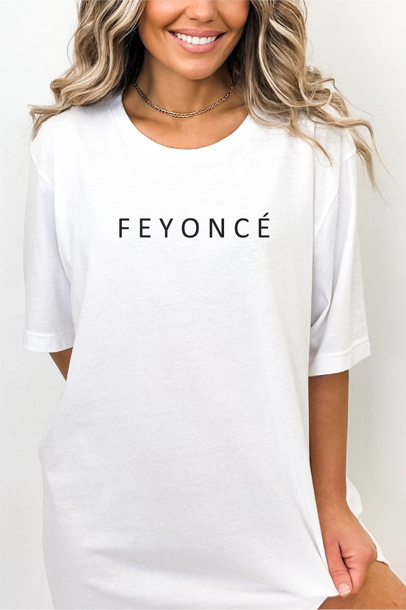 Pu&ograve; includere: Maglietta bianca oversize con la scritta "FEYONC&Eacute;" stampata in nero sul davanti.