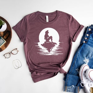 Meerjungfrau Geschenk, Meerjungfrau Geschenk für Frauen, Meerjungfrau Geburtstagsgeschenk, Meerjungfrau Shirts für Mädchen, Meerjungfrau Geschenk, kleine Meerjungfrau T-Shirt, Unisex T-Shirt Heather Maroon