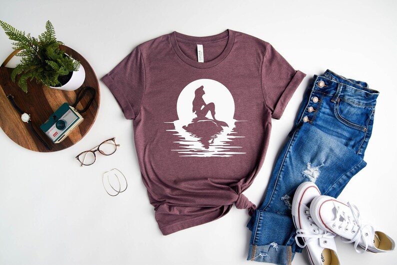 Meerjungfrau Geschenk, Meerjungfrau Geschenk für Frauen, Meerjungfrau Geburtstagsgeschenk, Meerjungfrau Shirts für Mädchen, Meerjungfrau Geschenk, kleine Meerjungfrau T-Shirt, Unisex T-Shirt Heather Maroon