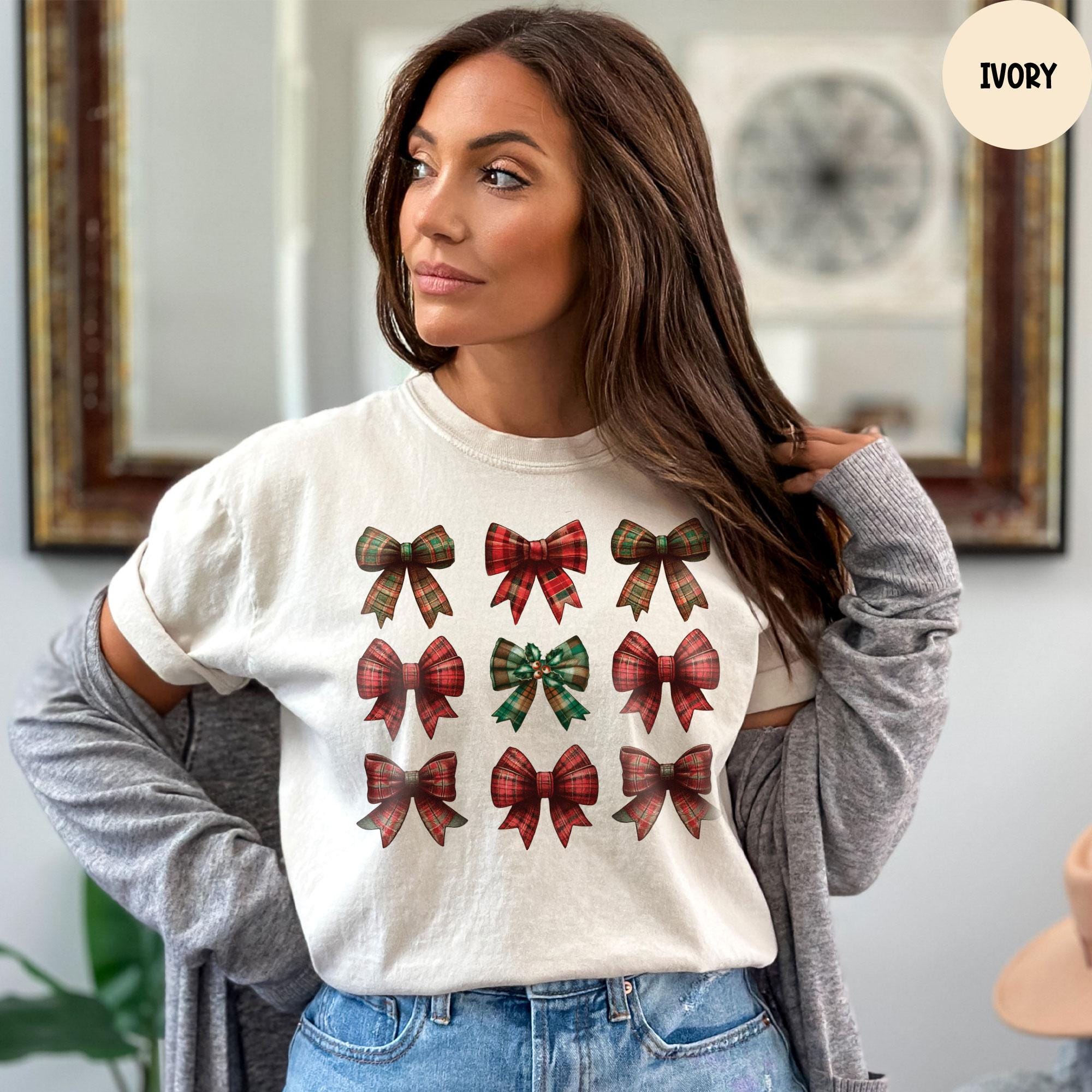 Camiseta con lazos navideños Comfort Colors®, camiseta navideña, camiseta navideña con lazo coqueto, camiseta navideña de moda para mujer