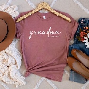 Grandma Est 2025 Shirt, Grandma To Be Tshirt, Grandmother Shirts, Personalized Grandma Shirt, Grandma Established, Mother&#39;s Day Grandma Gift