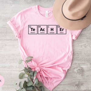 Lärarskjorta, lärarpresentskjorta, lärarmanskjorta, rolig lärarskjorta, periodisk lärarskjorta, uppskattningsgåva för lärare, lärarteam Pink