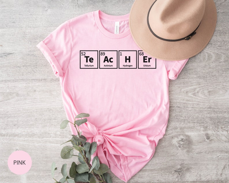Lärarskjorta, lärarpresentskjorta, lärarmanskjorta, rolig lärarskjorta, periodisk lärarskjorta, uppskattningsgåva för lärare, lärarteam Pink
