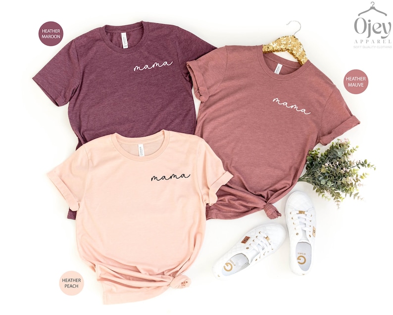 以下が含まれることがあります： 「mama」と書かれたTシャツが3枚。Tシャツの色はヘザーマロン、ヘザーモーブ、ヘザーピーチです。