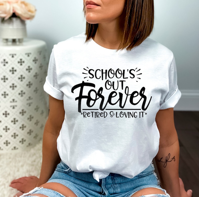 Puede incluir: Camiseta blanca con texto negro que dice "School's Out Forever *Retired & Loving It*"