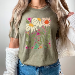 Wildblumen T-Shirt, Vintage Blumen Shirt, Blumen T-Shirt, Wildblumen Shirt, Geschenk für Frauen, Blumen Shirt, Damenhemden, beste Freundin Geschenk Heather Olive