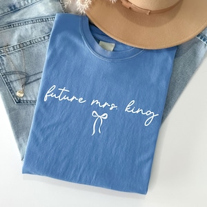 Anpassad Framtida Fru T-shirt - Personlig Framtida Fru - Blivande Brud T-shirt - Gåva till Blivande Brud - Kokett Möhippa - Gåva till Henne