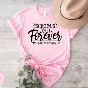 Puede incluir: Camiseta rosa con texto negro que dice "School's Out Forever - Retired & Loving It".