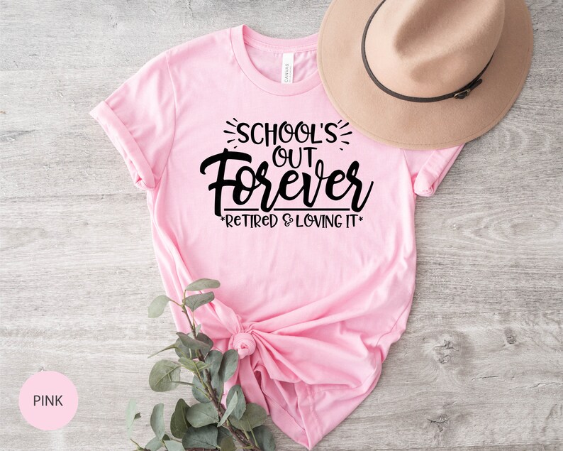 Puede incluir: Camiseta rosa con texto negro que dice "School's Out Forever - Retired & Loving It".