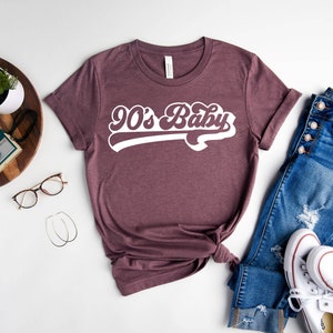 Jaren 90 babyshirt, retro verjaardagsshirt, Born in 1990s Tee, nostalgie shirt, verjaardag dames, jaren 1990 Vibes-shirt, 30e verjaardagscadeau voor haar Heather Maroon