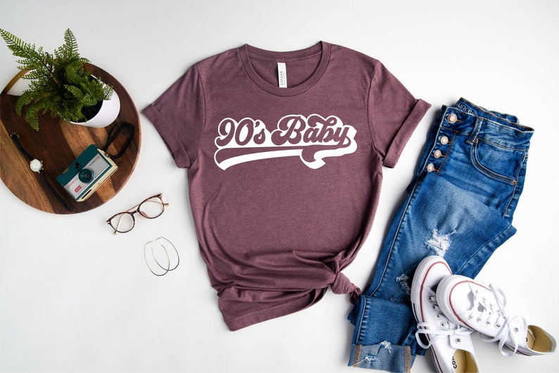 Jaren 90 babyshirt, retro verjaardagsshirt, Born in 1990s Tee, nostalgie shirt, verjaardag dames, jaren 1990 Vibes-shirt, 30e verjaardagscadeau voor haar Heather Maroon