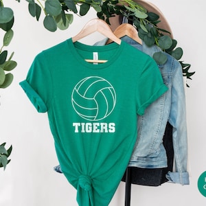 K&ouml;nnte beinhalten: Ein kellygr&uuml;nes T-Shirt mit einer wei&szlig;en Volleyballgrafik und dem Text "TIGERS" auf der Vorderseite.