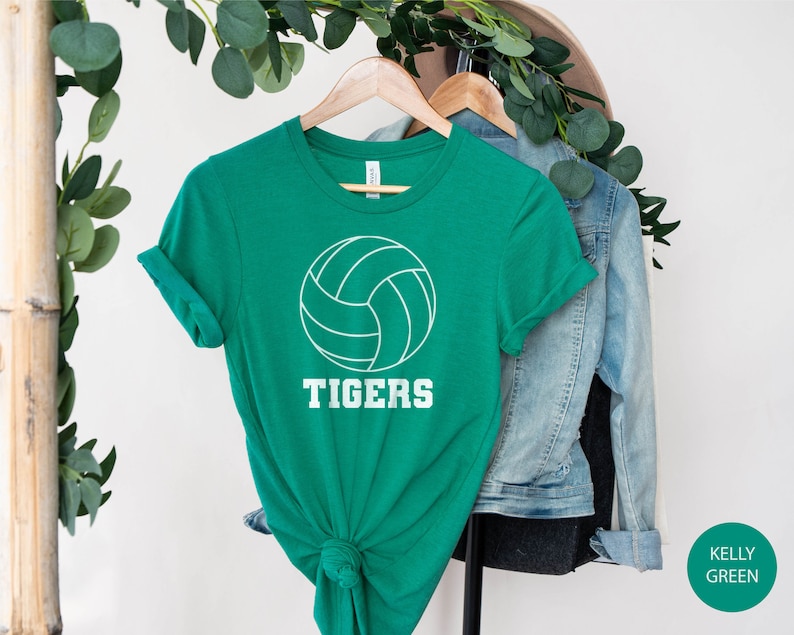 K&ouml;nnte beinhalten: Ein kellygr&uuml;nes T-Shirt mit einer wei&szlig;en Volleyballgrafik und dem Text "TIGERS" auf der Vorderseite.