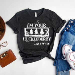 Ich bin dein Huckleberry Shirt, Country Shirt, Doc Urlaub, Country Girl Shirt, Country Süden Shirt, Cowgirl Shirts, Huckleberry Shirt Geschenk Heather Dark Gray