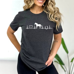 Hästälskare-tröja, häst-T-shirt, hästhjärtslag-tröja, hästälskare-present, bondflicka-tröja, hästtunna-tröja, hästgård-tröja, hästpresent Heather Dark Gray