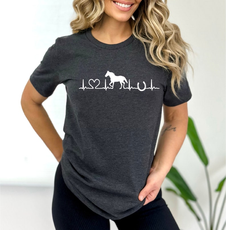 Hästälskare-tröja, häst-T-shirt, hästhjärtslag-tröja, hästälskare-present, bondflicka-tröja, hästtunna-tröja, hästgård-tröja, hästpresent Heather Dark Gray