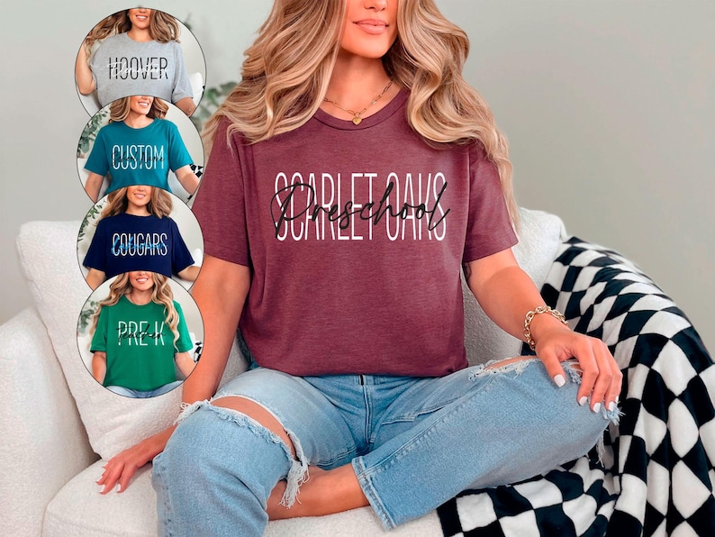 以下が含まれることがあります： 「SCARLET OAKS Preschool」の白文字がプリントされたマルーン色のTシャツ。画像には、「HOOVER」、「CUSTOM」、「COUGARS」、「PRE-K」の文字が入った他の4枚のTシャツも写っています。人物は青いジーンズを着用しています。