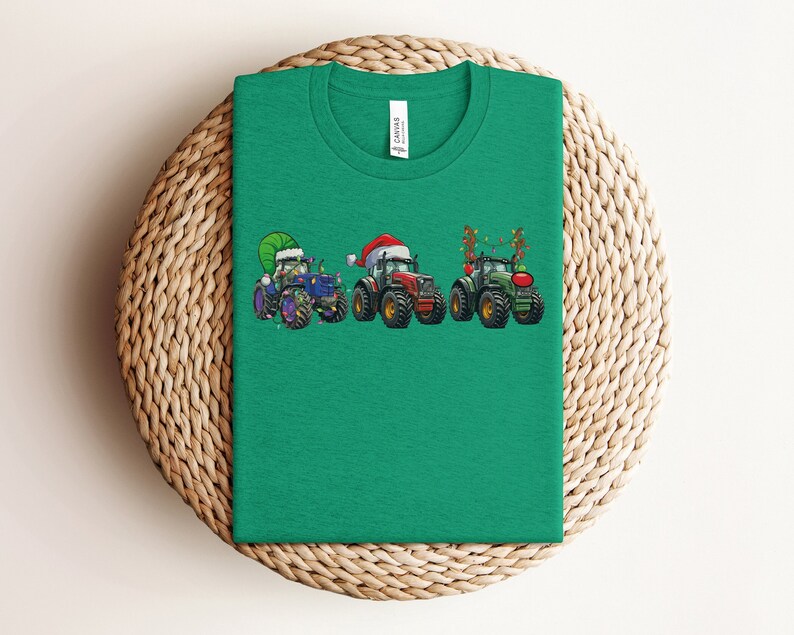 Peut inclure: T-shirt vert avec un motif de No&euml;l repr&eacute;sentant trois tracteurs d&eacute;cor&eacute;s de lumi&egrave;res, un chapeau de P&egrave;re No&euml;l et un renne.