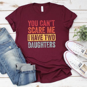 Puede incluir: Camiseta de color granate con un gr&aacute;fico de estilo vintage que dice "You can't scare me I have two daughters".